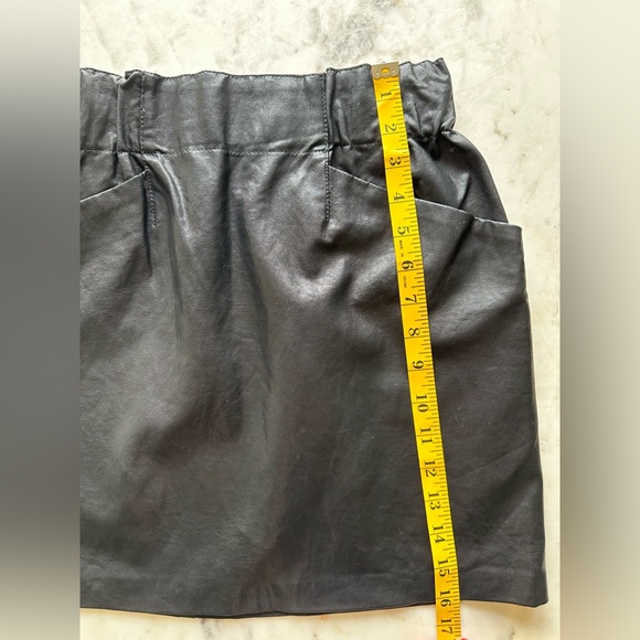 Zara Faux leather mini skirt with pockets. Size small. Like new - Picture 4 of 5